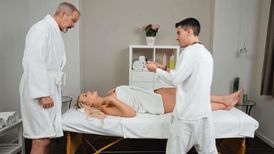 Jordi El Nino Polla is giving a massage to a sexy bitch