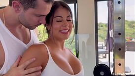 Steffy Moreno hooks up with ripped anger at the gym